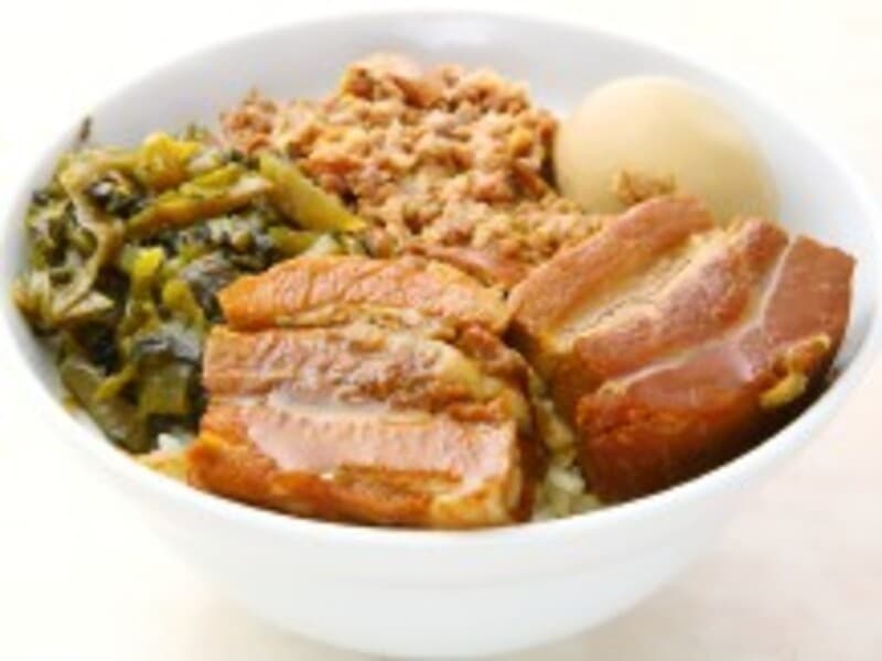 当店おすすめ
台湾の屋台料理
テレビ朝日で紹介された「魯肉飯（ルーローハン)」
紹興酒などを使って6時間程煮込んだ豚の角煮と、高菜、ひき肉、赤ネギ、煮玉子などを乗せた絶品の丼です。