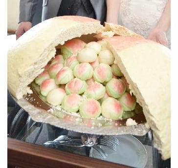 【サプライズスイーツ！BIG桃万】
東天紅特製の桃まんじゅうは如何ですか?
桃まん入場→入刀！などの演出が人気です。
