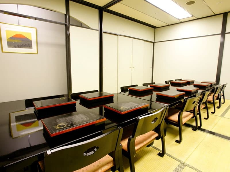 【3階　桂】面積40㎡
着席12名
和宴会場で高座椅子をご用意しております。ご商談やご接待に最適な会場です。