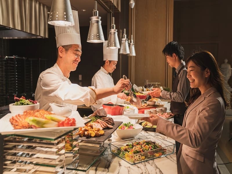 【オープンキッチンもあります】
会場によっては、オープンキッチンもございます。
出来たての料理をその場で提供することが可能です。
オープンキッチンでフランベ等のライブパフォーマンスを行えば、盛り上がること間違いなし！