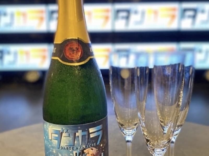 店長がプリントされたオリジナルシャンパンはフルーティーな味わい