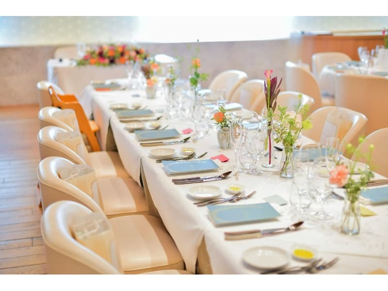 会場装花を入れることも可能です！
還暦パーティーやお誕生日会、
送別会など華やかに会場を演出するのもオススメ♪
花束のお手配も可能です！