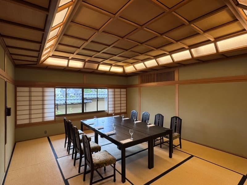 宴：クローズドな会席や、小規模での会議と併せてご利用いただける間。