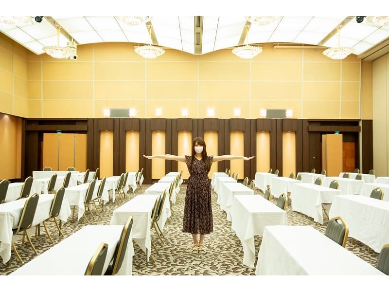 【「新生活様式」対応：社会的距離】
■衛生管理・社会的距離の確保・必要換気量の
　3つの観点に基づき
　関連する業界団体が発信した
　それぞれのガイドラインを踏襲し
　業務の実情に沿って
　対応マニュアルを設定しております
■社会的距離を確保した配置をご案内いたします