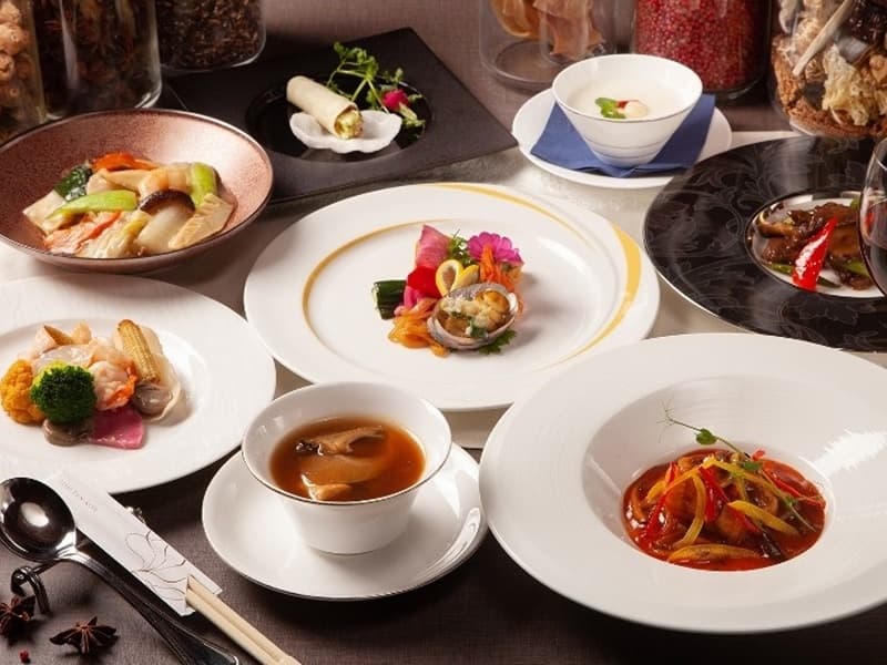 東天紅名菜ふかひれと鮑、きのこの熱々スープコース
北京ダック、東天紅名菜 ふかひれと鮑、きのこの熱々スープなど、東天紅選りすぐりの食材を合わせて組み立てたおすすめのコースです。
