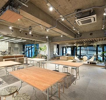 自然な家具を使用することで開放的な空間を演出しています。