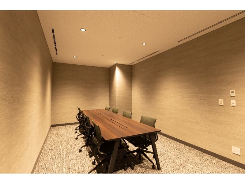 Meeting Room1〈8名〉*島組固定
落ち着いたトーンで安定感のある座り心地の椅子を採用し、会議に集中していただきやすい空間です。打合せや控室、社内外のミーティングや商談にも適したお部屋です。