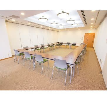 最大シアター型で６０名収容可能です。

企業説明会・講演会・研修会・会議 など様々な用途にご対応致します。
窓が大きく開放感がありアパレル展示会やイベントルームとしてのご利用にも最適です。また、ビル最上階にあり日当たり 眺めも良く最高のロケーション。