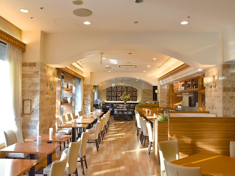 １Ｆ「Restaurant Garden」：店内
 明るい自然光がたっぷり入ってくる明るい店内。 
お客様の用途に合わせて、レイアウトを変更できます。 
