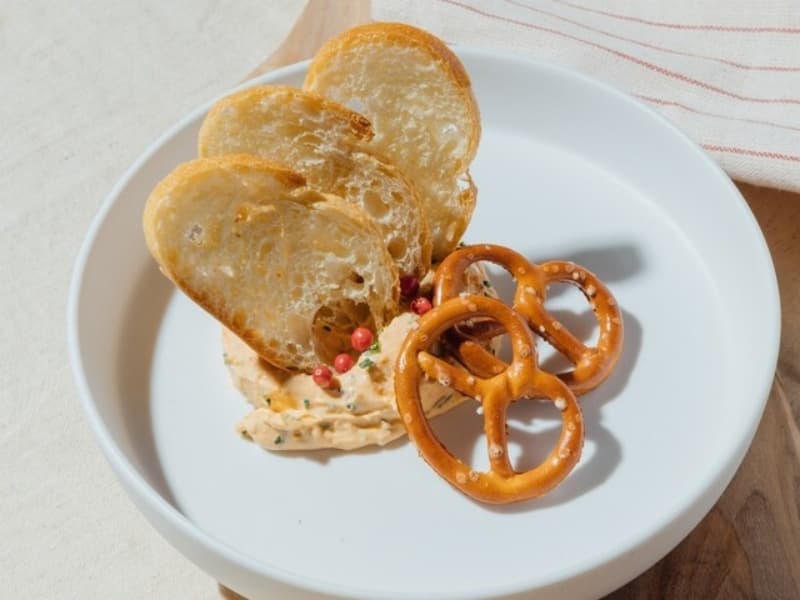 バイエルン地方の伝統的なチーズディップも味わえる