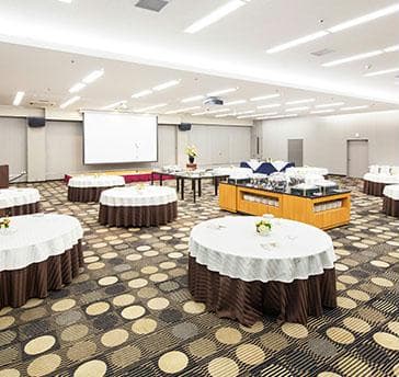 天井高3.6m、300名収容の多目的ホールです。大会議はもちろん、商品発表会や入社式・入学式、またパーティーやお食事会場としてもご利用頂けます。