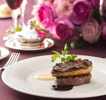 大切な記念日、ホテルの美食で思い出に残るひととき。