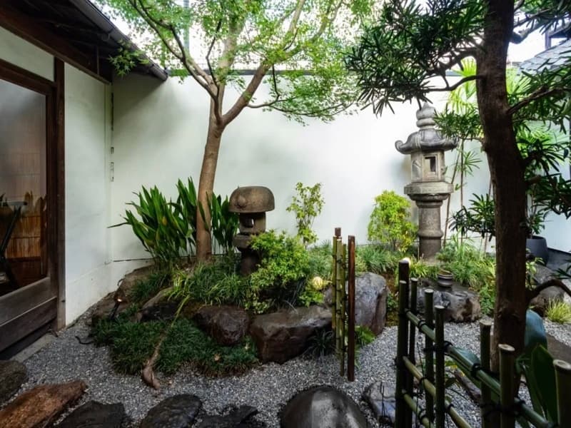 京町家ならではの自然の光と風が通り抜ける「坪庭」
