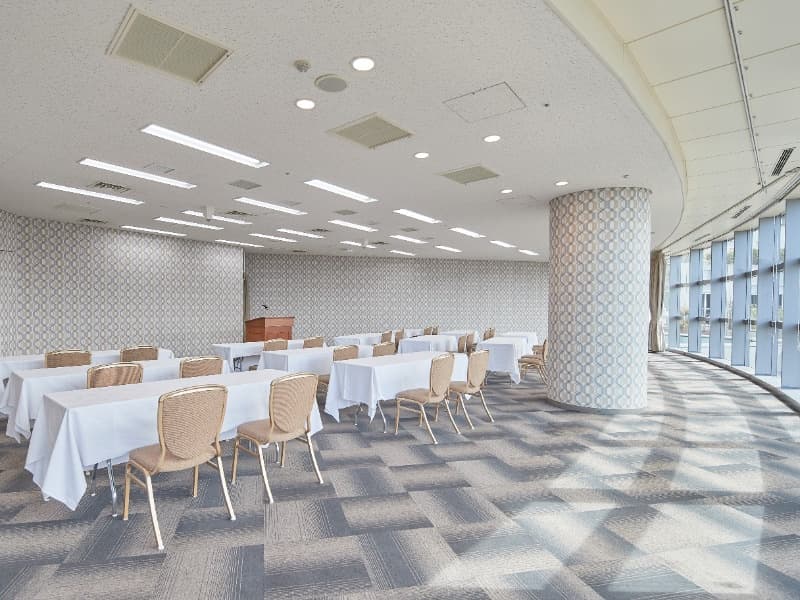 5F MEETING ROOM（ミーティングルーム） 107㎡

大きな窓からあたたかな光を感じる「ミーティングルーム」。
開放的な空間でゆったりとしたお時間をお過ごしいただけます。会議やセミナーなどにぴったりのお部屋です。