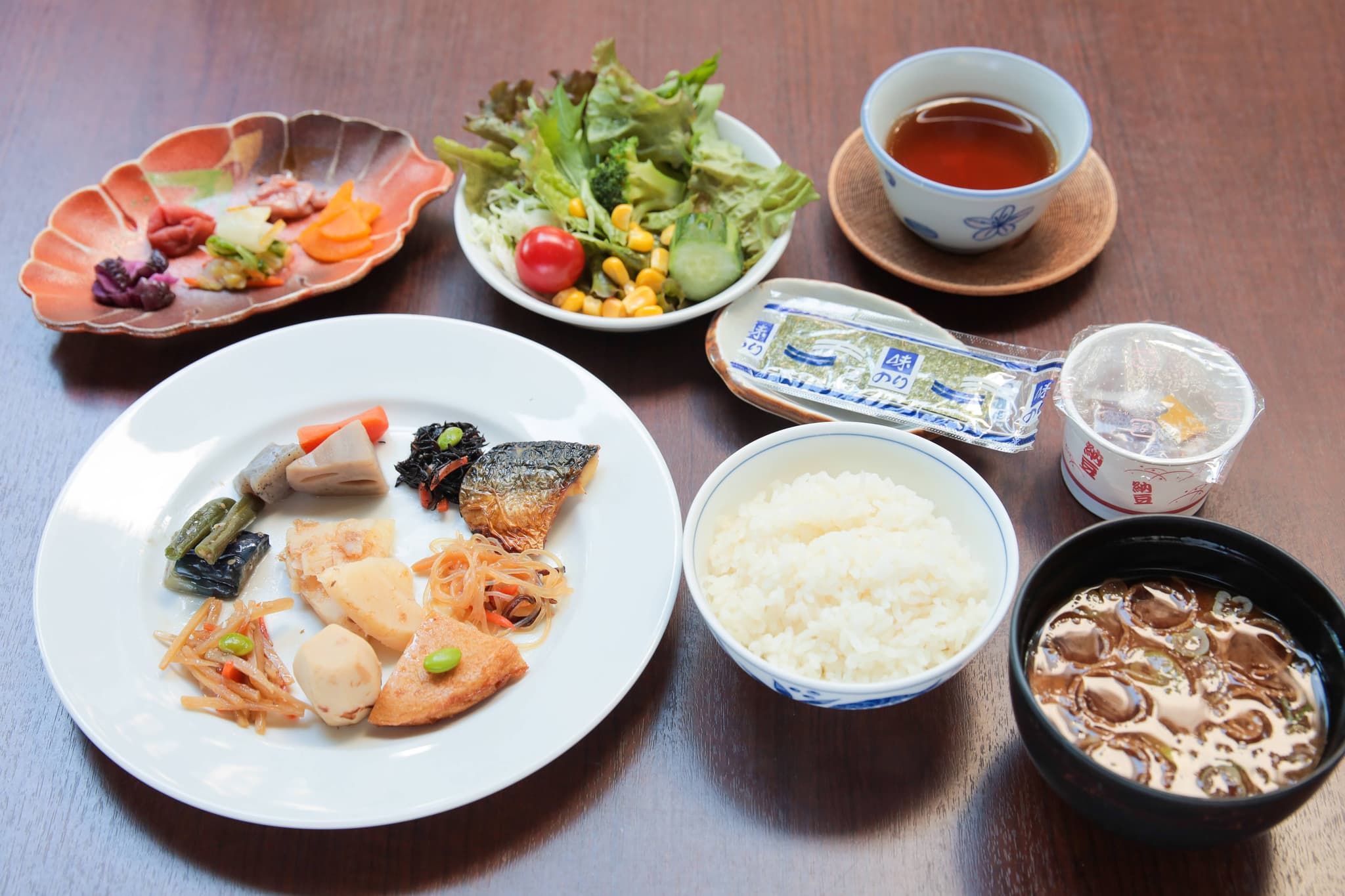 【 朝食 】
一日の始まりとなる大切な朝食に、約60種類の品数を誇る和食・洋食のこだわりメニューをブッフェスタイルでご用意いたしました。
ご利用時間　7:00～9:30 （ 土日祝 10:00 ）
大人：2,000円 ／ 子ども：2,000円 ／ 未就学児：無料
※ 季節によって、料理内容が変更になる場合がございます。