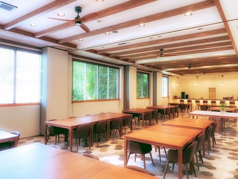 お食事会場
ご宿泊のお客様の人数に合わせて会場の広さを調整し、少人数グループから団体様のご宴会まで、常に快適な空間をご提供いたします。