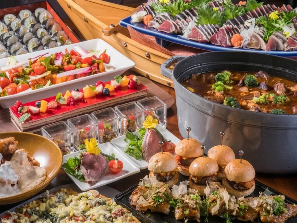 【ビュッフェ（例）】
和食・洋食・中華から選べるコースや、飲み放題付きのパーティープランなど、用途に応じて柔軟に対応可能です。