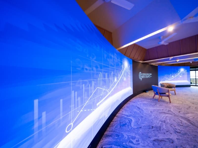 5F 大型LEDビジョン”Spiral Vision 2045”
横15.12m × 高2.04mの大画面が圧倒的な臨場感と没入感を体験いただけます。
凛・るりの会場にてご使用いただけます。
