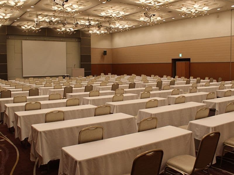 2F 大宴会場 丹頂・白鳥
大規模なパーティーやイベントの他、試験会場や講演会にご利用いただけます。