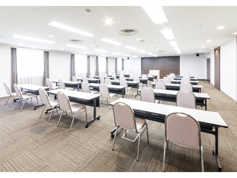 【視聴覚室(スクール形式)】
132㎡の広さを有し、講演会、研修、セミナー、会議など、幅広い用途に対応可能な会場です。
レイアウトは、ディスカッションやワークショップに適したロの字形式から、より多くの参加者を収容できるスクール形式まで柔軟に対応。