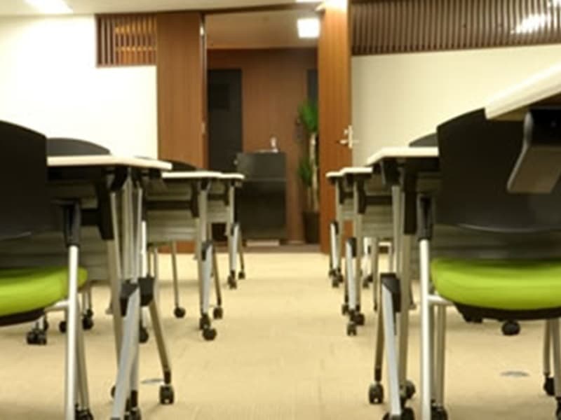 【椅子・テーブル】
参加者・受講者の皆様に気持ち良くご利用いただけるよう、キャスター・肘掛け付の快適な椅子と、
重厚感のある安定したテーブル（男性３名掛けでも、ゆったりサイズ 2100mm）をご用意しています。
