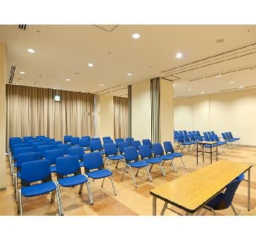 最大シアター型で１００名収容可能です。

お客様の用途に合わせてレイアウトさせていただきます。

「会議・研修・セミナー・展示会・パーティー等」様々なニーズに合わせてご利用いただけます。