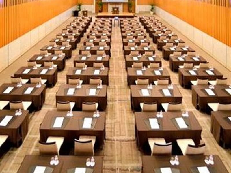 ホテル3階　大宴会場「源氏の間」
「源氏の間」を4分割したスペースは、スクール形式で約240名、シアター形式で約340名のお客様にご利用いただけます。
宴会場を区切るパーテーションは2重壁になっており、防音性にも優れています。