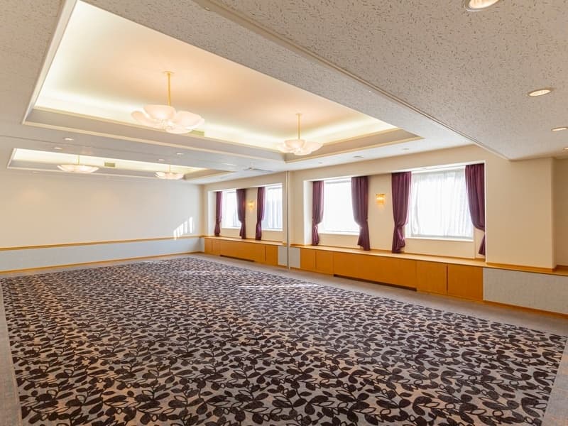 ■蘭
レセプションから小会議、内覧会、会食やご結納まで、ビジネスにもプライベートにも幅広くご利用いただける小宴会場。35名様から70名様までお迎えできる3部屋（霞、蘭、舞）をご用意いたしております。
