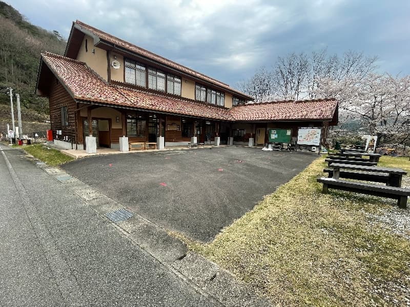 小学校分校を移築した交流センター「わかす」