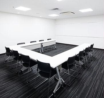 面接・控え室、分科会や小会議に便利なお部屋です。スクール形式やロの字など、用途に合わせてご利用頂けます。