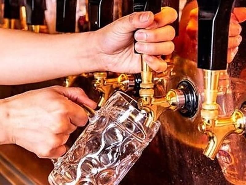 世界的に有名な「ホフブロイ」の樽生ビールで乾杯！