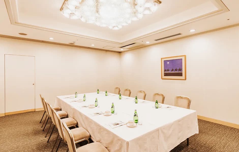 【菊】少人数での会議や会食に最適な会場です。
 会議や懇親会、ご会食、お打ち合わせなど、さまざまな用途でご利用いただけます。落ち着いた空間ときめ細やかなおもてなしで、快適なひとときをお過ごしください。
スクール：15席　シアター：20席　ロの字：18席　対面：12席