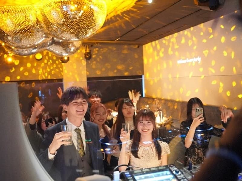 二次会の締めくくりはDJが音を奏で、ゲストと一緒に過ごす一体感をコンセプトに。
今までにない大人の二次会を完成させる