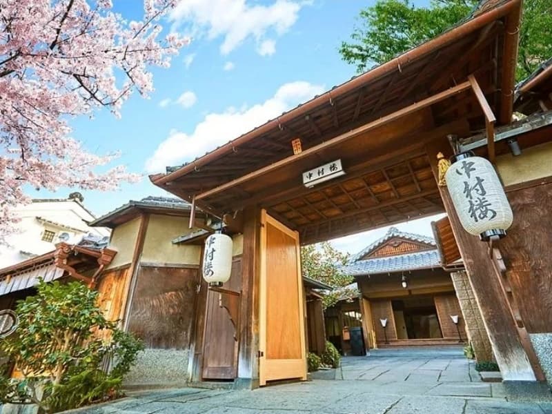 480年の伝統を受け継ぐ老舗料亭の外観に加え、上質さの中に伝統を感じられる会場や、四季折々の庭園が目の前 に広がるラウンジなど、京都らしさを存分に味わっていただける空間。感染防止対策を徹底し安心・安全にお過ごしいただける環境を整えております。
