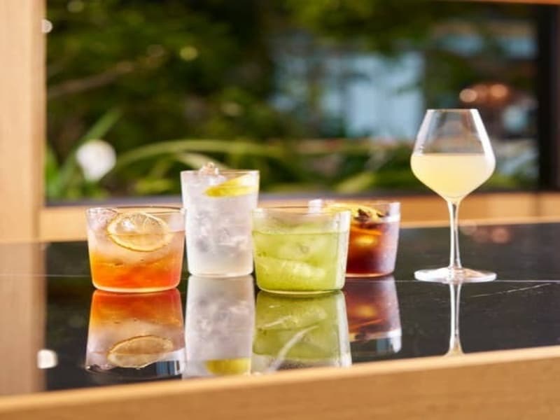 国産のクラフトアルコールをメインに、四季折々のハーブやスパイスをブレンドした、香り豊かなオリジナルカクテルを豊富にご用意しております。ローアルコールカクテルも充実しているので、お酒が苦手な方も安心です。