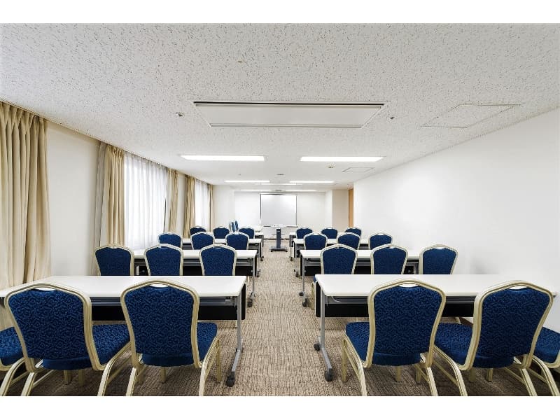 【ローズ1】40㎡　天井高2.1m
シアター42名/スクール30名/ロの字24名