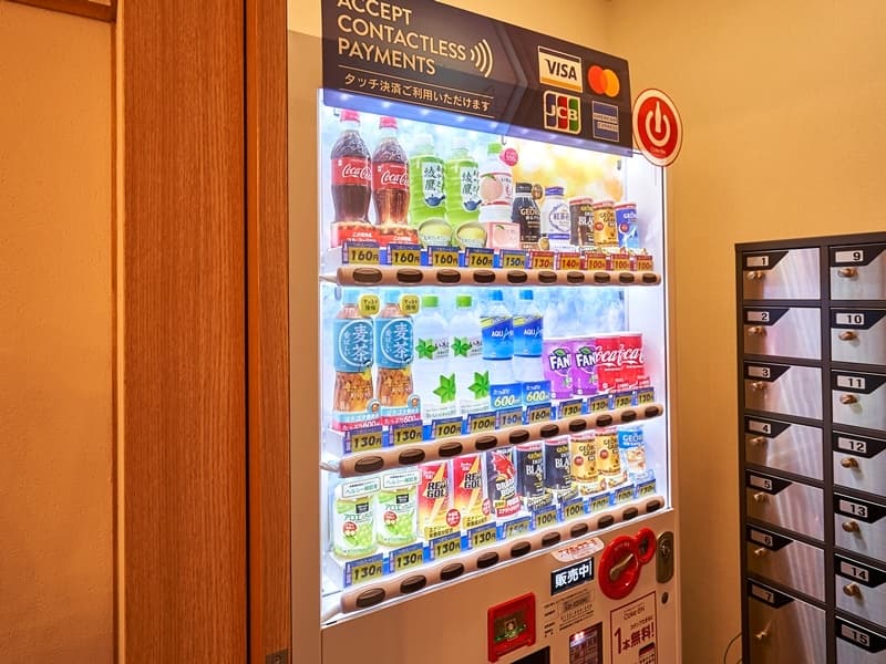 自動販売機
飲料水の自動販売機は1階ロビーにございます。