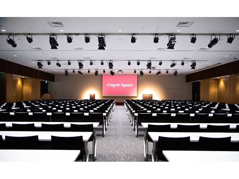 【ホール1・2】スクール480席/シアター621席収容可能。590㎡/天高4m/2分割可能。