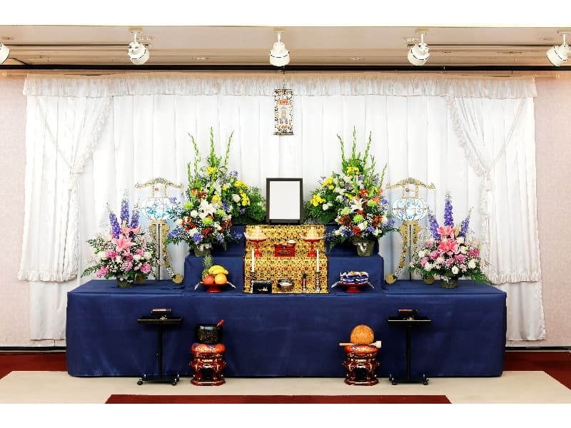 ご法要祭壇セットA　70,000円
～プランに含まれるもの～
●法要室料●祭壇使用料●祭壇花(三対)●灯籠
●盛菓子●果物●おりく膳●僧侶控室