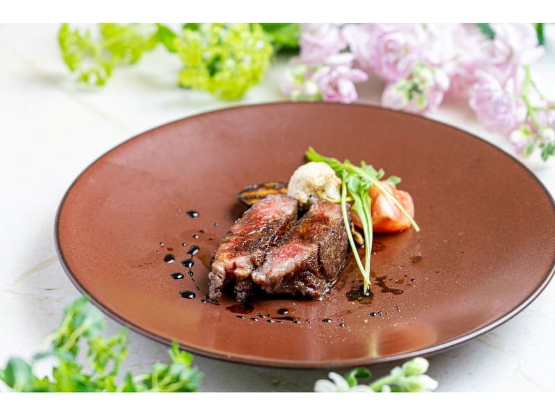 メイン料理も、じっくり火入れし、ジューシーな仕上がり。
お肉の旨味がたっぷりのソースと一緒に。