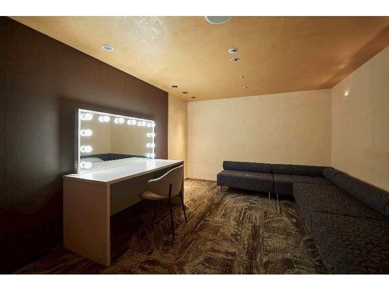 控室は3部屋ご用意。
ドレッサー、全身鏡を備え付けております。