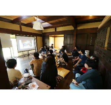 ホワイトボード、プロジェクターを完備。奥の扉を外すことでつなげて利用していただくことも可能です。