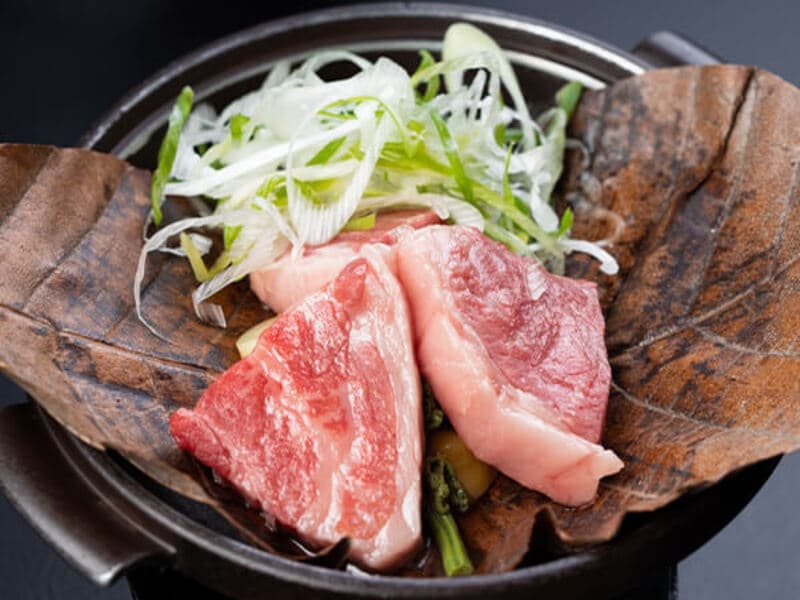 【料理例】
氷見牛付きプラン
とろけるような舌触りで、脂っぽさがなく、あっさりと召し上がっていただけます。
