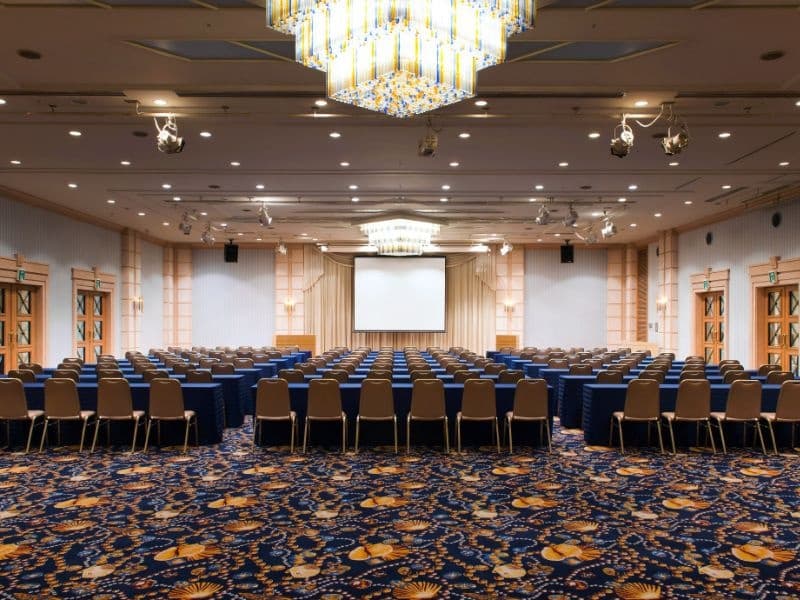 会場の2分割も可能ですので、用途に合わせたセッティング・演出が出来ます。