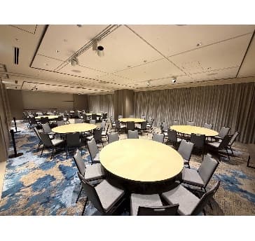 床から天井まで届く窓からは自然光がたっぷりと差し込み、屋外ガーデンテラスからは長崎市街の壮大な眺望をお楽しみいただけます。

※会議時のお写真ですが、パーティーでのご利用も可能です！