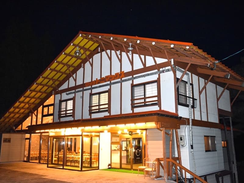 【外観/夜】
ロッジトニーマックスの外観（夜）になります。夏期間は目の前の駐車場スペースでBBQや花火をお楽しみいただけます。
