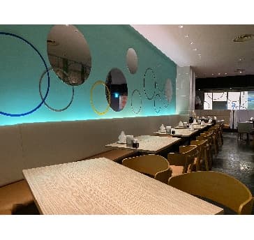 空間のアクセントになっているのが、丸みを帯びた美しいアーチ状の壁面デザインです。