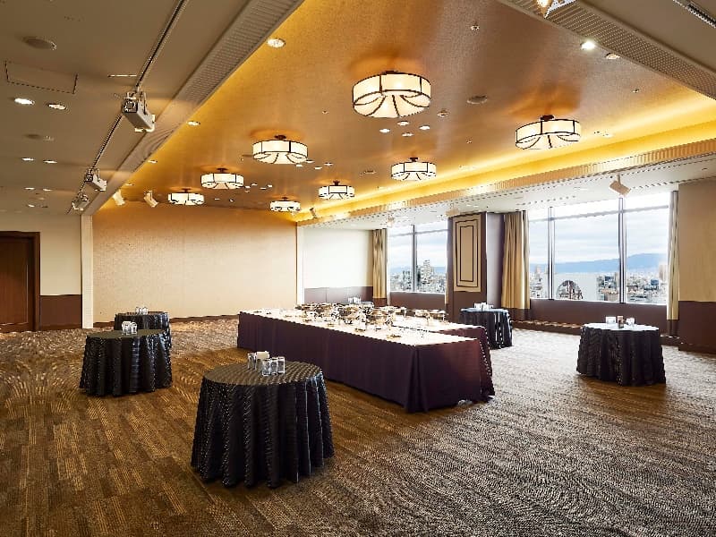 【21F中宴会場　ブルーベル】
着席：100名／立食：150名