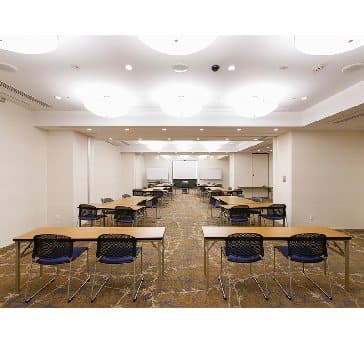 最大シアター型で１１０名収容可能です。

お客様の用途に合わせてレイアウトさせていただきます。

「会議・研修・セミナー・展示会・パーティー等」様々なニーズに合わせてご利用いただけます。