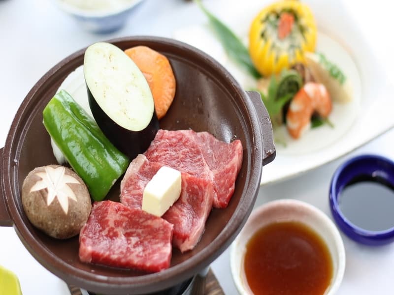 【料理一例】
おおいた名物の豊後牛を使った陶板焼きです。